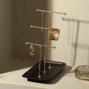 ที่วางเครื่องประดับแบบสามแขนพรีเมียม พร้อมชั้นวางแบบมีระดับ สำหรับเก็บสร้อยข้อมือ นาฬิกา ฐานวางมั่นคง ถาดจัดเก็บอย่างมีสไตล์ เหมาะสำหรับโต๊ะเครื่องแป้ง - Product Image 4