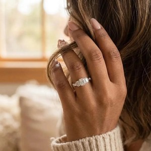 Bague de fiançailles en or massif 10K 14K 18K avec diamant de laboratoire radiant certifié IGI, couleur DEF, clarté VS VVS, cinq pierres, bague de promesse - Product Image 4