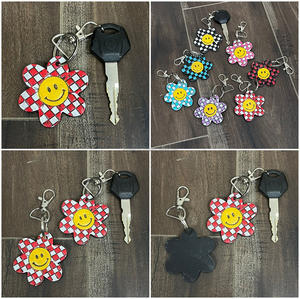 Porte-clés en cuir à carreaux motif Smiley tendance, collection Mars 2026, vente en gros, fait main, en cuir véritable, breloque de sac en forme de fleur - Product Image 3