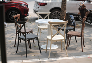 Chaise d'hôtel en plastique beige à dossier croisé - Chaise de salle à manger légère et écologique pour usage intérieur/extérieur, hôtels, salons - Product Image 2