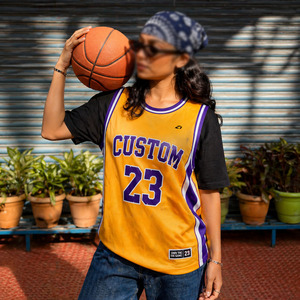 เสื้อเจอร์ซีย์อเมริกันฟุตบอลสไตล์เรโทรสำหรับผู้หญิง สีเหลืองม่วง แบบซับลิเมชั่น ผ้าตาข่าย ชุดทีมโอเวอร์ไซส์ สตรีทแวร์ เสื้อบาสเก็ตบอล - Product Image 2