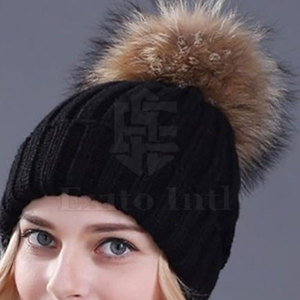 Bonnet d'hiver personnalisé pour femmes et filles avec motif et pompon en fausse fourrure - Product Image 2