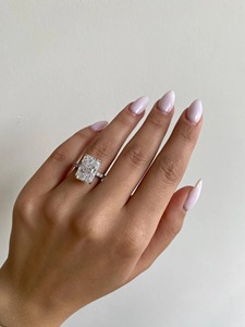 Anillo de Compromiso con Diamante Cultivado en Laboratorio de Corte Radiante Alargado de 7.50 Quilates, con Piedras y Halo Oculto, en Oro Blanco de 14k - Product Image 2