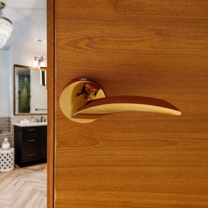 Poignée de porte en métal magnifiquement conçue qui ajoute instantanément une élégance et une robustesse intemporelles à toute entrée. - Product Image 3