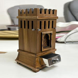 Brûle-encens en bois artisanal en forme de château, avec des fenêtres en treillis complexes, un tiroir métallique amovible et un élégant détail en merlon. - Product Image 5