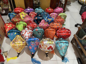 Lanterne en soie bleue artisanale de Hoi An, Vietnam, lanterne en tissu faite à la main, abat-jour suspendu pour décoration intérieure, extérieure, maison, festival, événement - Product Image 5