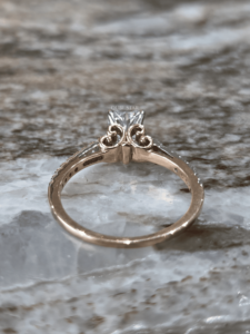Anillo de Compromiso Elegante con Diamante Cultivado en Laboratorio, Corte Princesa, Certificado IGI, VS1, 1.20 Ct, Oro, Tres Piedras, Banda con Acentos Pavé, Engaste de Garras - Product Image 2