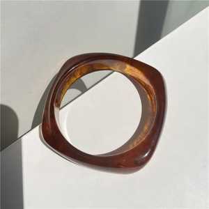 B.H CRAFTS Bracelet manchette unisexe en résine gris marbré style vintage, forme géométrique, tendance, pour soirée - Product Image 3