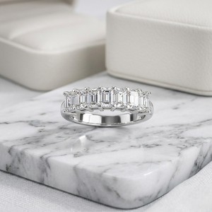 Anillo de banda con siete piedras y corte esmeralda de 5.60 quilates con engaste de puntas - Product Image 1