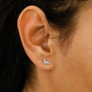 Boucles d'oreilles clous en or jaune avec diamants baguette de laboratoire - Product Image 2