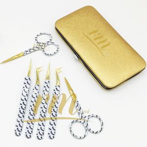 Pinzas para Extensión de Pestañas RMI New Lash Design de Acero Inoxidable con Punta Dorada, Recubrimiento de Papel, Logotipo Hecho a Mano, Duraderas y Antimagnéticas - Product Image 2