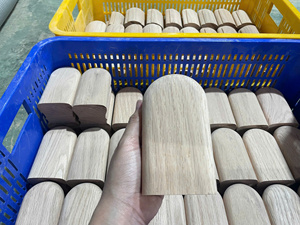 Composants d'escalier en chêne blanc en gros : Accroche-main et garniture de rampe intérieure en bois massif pour la décoration de la maison - Product Image 3