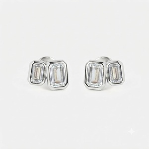 Pendientes de Oro de 14K con Doble Diamante Corte Esmeralda y Bisel para Mujer, Joyería Minimalista Toi et Moi con Doble Piedra de Diamante Cultivado en Laboratorio, Regalo - Product Image 4