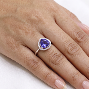 Anillo Hecho a Mano en Oro Blanco de 18K con Tanzanita Natural y Diamantes para Mujer |   Anillo de Compromiso de Lujo con Gema en Corte Pera, Joyería Fina - Product Image 2
