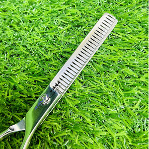 Tijeras de Peluquería Profesionales para Adelgazar el Cabello, con Punta Afilada para un Corte Preciso, Agarre Ergonómico para el Pulgar y Acabado Brillante - Product Image 5