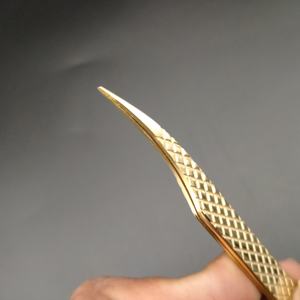 Pinzas de Precisión para Pestañas, Chapadas en Oro, con Punta Suave, Diseñadas Específicamente para Expertos en Extensiones de Pestañas - Product Image 1