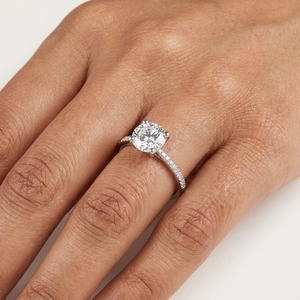Anillo de Compromiso Clásico para Mujer en Platino PT950 con Diamante de Corte Brillante Redondo y Diamantes Laterales - Product Image 5