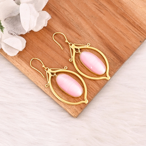 Boucles d'oreilles élégantes en laiton plaqué or avec pierre précieuse œil de chat rose, serties de pierres, bijoux de mode pour femmes Shilpi Impex - Product Image 3