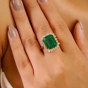 แหวนประดับพลอยมรกตทรงแปดเหลี่ยมและเพชรทรงกลม ดีไซน์หรูหรา ทองคำแท้ 18K สีเหลือง ของขวัญประจำเดือนพฤษภาคม - Product Image 4