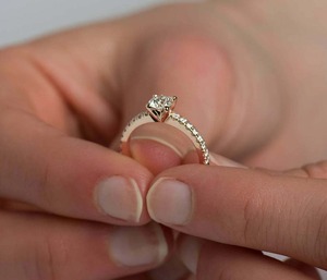Anillo de Compromiso de Moissanita Chapado en Oro Rosa AFAR JEWELS, Corte Brillante, Estilo Halo, Engaste de Garras, Banda de Lujo para Regalo de Boda o Fiesta - Product Image 5