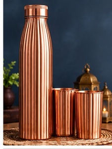 Ensemble cadeau de luxe en cuivre pur martelé à la main, comprenant une bouteille d'eau et 2 verres assortis, finition or rose brillant - Product Image 4