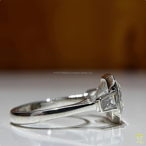 Bague de fiançailles à trois pierres en diamant de laboratoire taille radiant, argent sterling 925, pierres latérales taille baguette, style vintage, certifiée IGI - Product Image 4