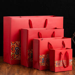 กระเป๋าถือของขวัญงานแต่งงานสีแดง พร้อมปั๊มฟอยล์ทอง ลายนูนเคลือบด้านหรือเคลือบเงา แบบซอง - Product Image 2