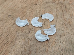 Pendentifs en quartz clair naturel poli en forme de croissant de lune avec anneaux métalliques faits à la main pour la fabrication de bijoux Feng Shui - Product Image 3