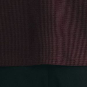 Polo en maille gaufrée ajusté pour homme, en coton premium texturé, manches courtes, tenue décontractée, fabricant OEM ODM sur mesure - Product Image 6