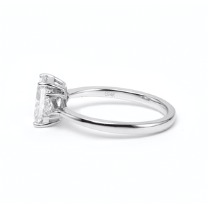 Bague minimaliste en or blanc véritable avec diamant de laboratoire de 1,5 carat, moderne, trois pierres, taille radiant, faite à la main, bande conique, pièce maîtresse - Product Image 4
