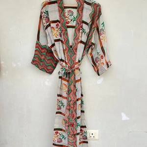 Kimono vintage en soie blanche recyclé cadeau d'anniversaire pour sa robe de nuit - Product Image 1