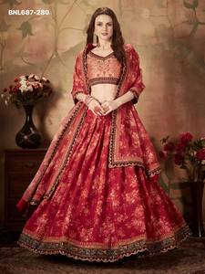 ผ้าออร์แกนซาคุณภาพเยี่ยม พิมพ์ลายดอกไม้ดิจิทัล ประดับด้วยดอริ ซารี เรชม และเลื่อมปัก ชุดเลเฮนกา-โชลี และผ้าคลุมไหล่สีแดง จากซัพพลายเออร์อินเดีย - Product Image 5