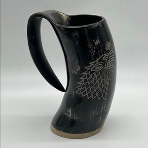 Mug en corne poli fait main, écologique, d'inspiration viking, style art populaire religieux, avec couvercle et bouchon de paille pour les shots de café - Product Image 5