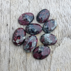 Gema suelta de eudialita natural AAA+ con corte brillante calibrado en rojo grisáceo, certificada por terceros para la fabricación de joyas - Product Image 3