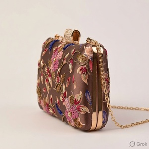 Pochette élégante brodée de fleurs perlées avec fermeture magnétique et bandoulière chaîne pour soirée - Product Image 2