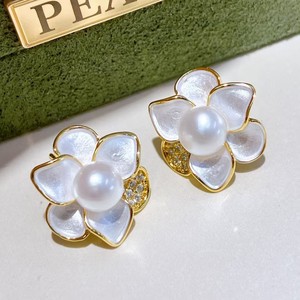 Boucles d'oreilles en perles d'eau douce naturelles Camellia Sensation Aiguille en argent S925 Mode Hao Shi Perle incrustée de fleurs Style avancé et élégant - Product Image 2