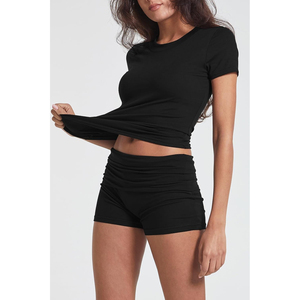 Ensemble de yoga noir 2 pièces : Crop top à col rond et manches courtes avec short taille haute froncé en coton élasthanne respirant, couleur unie - Product Image 1