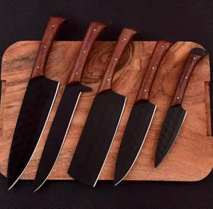 Couteaux de chef noirs forgés à la main, 5 pièces, revêtement poudré, avec manche en bois, multi-usages et écologiques - Product Image 1