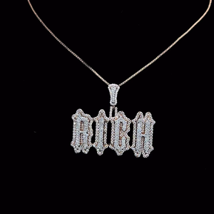 Collar con colgante Iced Out RICH para hombre con piedras de aspecto diamante y diseño de letras góticas llamativas HUMERA JEWELS - Product Image 4
