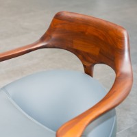 Fauteuil d'appoint moderne de luxe avec structure en bois de noyer, revêtement en cuir noir, fonction pivotante et base en métal doré pour hôtel PISANO