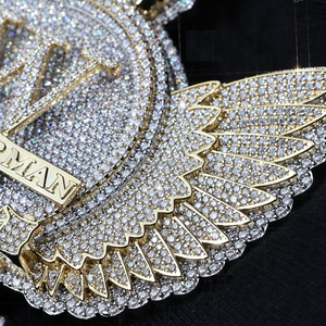 Colgante personalizado con forma de mariposa y logotipo de diseñador en plata 925 con diamantes de moissanita VVS, colgante de tendencia con tamaño y forma personalizados - Product Image 1