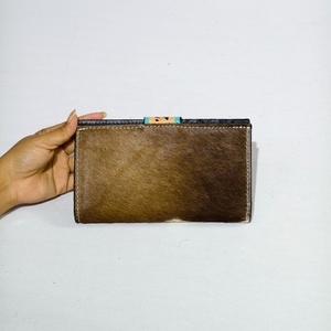 Cartera Larga de Cuero Genuino Hecha a Mano para Mujer, Estilo Bohemio con Patrón Geométrico y Flores en Relieve, Cierre de Hebilla - Product Image 3