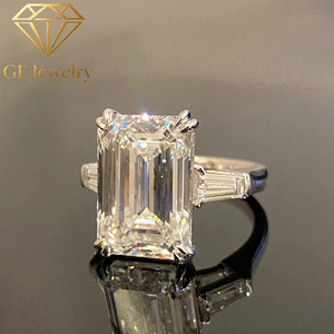 Bague de Mariage en Or Blanc 14K avec Diamant de Laboratoire Taille Émeraude et Trois Pierres, Côtés Baguette Affinés, Bijoux Fins IGI - Product Image 2
