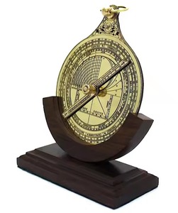 Astrolabe en laiton fait main, décoration de table avec motif gravé, sculpture culturelle traditionnelle pour salon - Product Image 1