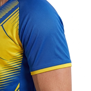 เสื้อฟุตบอลสีน้ำเงินสะดุดตาพร้อมกราฟิกนามธรรมสีเหลืองและชุดกีฬาสีขาวเข้าชุดกัน - Product Image 5