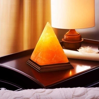 Himalaya-Salzlampe in Pyramidenform Polierte Kristallfelsen-Tischleuchte mit Holzsockel zur Heimdekoration