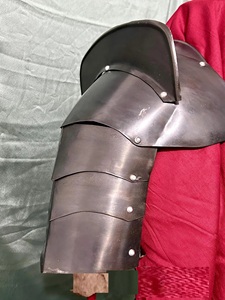 Armadura de Hombro Caballero de las Sombras - Placa Negra Hecha a Mano para Cosplay Listo para la Batalla y Coleccionistas MetalCostume - Product Image 2