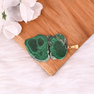 Pendentif en pierre tendance unisexe Ishu Gems, malachite naturelle stalactite, laiton plaqué or/argent/or rose/ruthénium noir, 17,4 g - Product Image 5