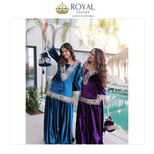 Ropa Pakistaní de Diseñador a Precio Accesible, Nueva Colección de Trajes de Terciopelo con Bordado para Mujer - Product Image 5