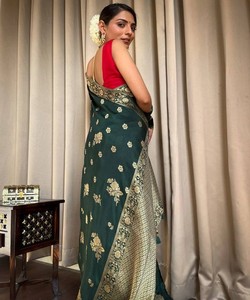 Sari de Seda Verde Esmeralda con Bordado Floral Dorado, Traje Tradicional Indio para Bodas, Estilo Banarasi, Sari Largo Hasta el Suelo para Mujer - Product Image 2